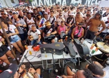 Sambarreira durante apresentação nos arredores de São Januário