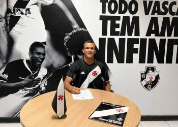 Sandro assinando contrato com o Vasco