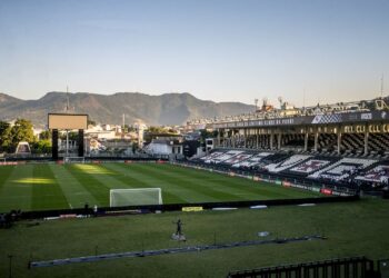 Estádio de São Januário, vista geral do campo e arquibancadas do Vasco.