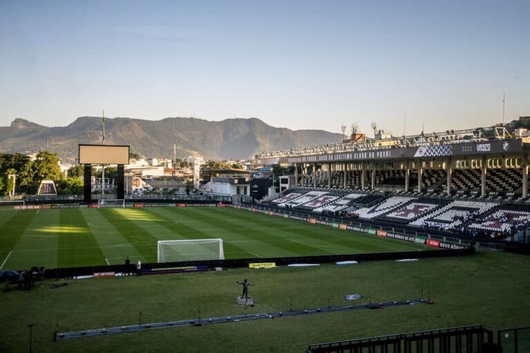 Estádio de São Januário, vista geral do campo e arquibancadas do Vasco.