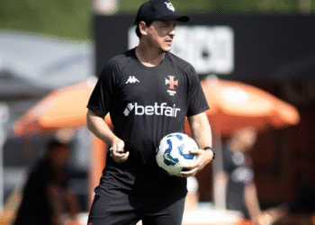 Vasco finaliza treino antes do confronto contra o CSA na Copa do Brasil; confira a provável equipe titular.