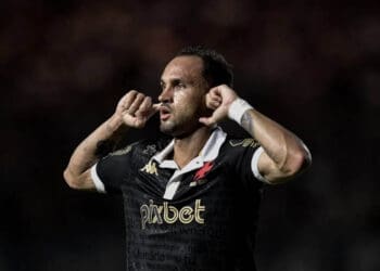 Serginho comemorando gol contra o Bragantino