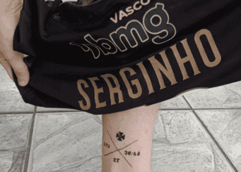Torcedor recebe camisa de Serginho, do Vasco