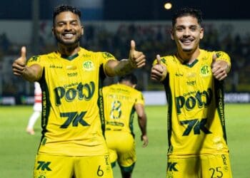 #imagem de dois jogadores do Vasco comemorando com polegares levantados, usando uniforme amarelo.