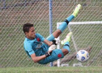 Victor Alemão defendendo pênalti contra o Cruzeiro
