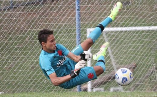 Victor Alemão defendendo pênalti contra o Cruzeiro