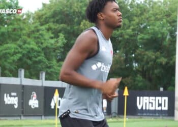 Atleta em treino durante a preparação física.