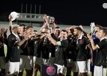 Atletas do Vasco erguem a Taça Guinazu