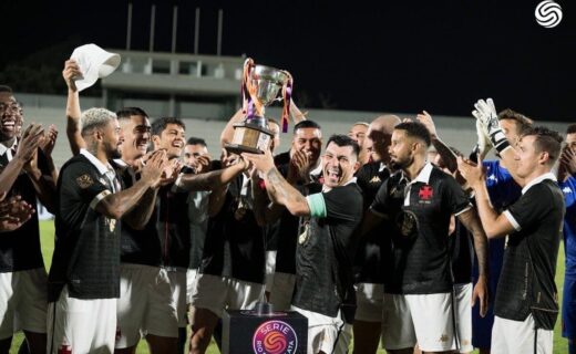 Atletas do Vasco erguem a Taça Guinazu