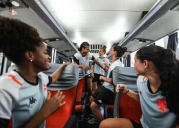 Meninas do Vasco ganham novo ônibus