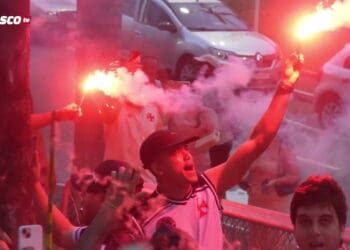 Fãs do Vasco com tochas na rua.