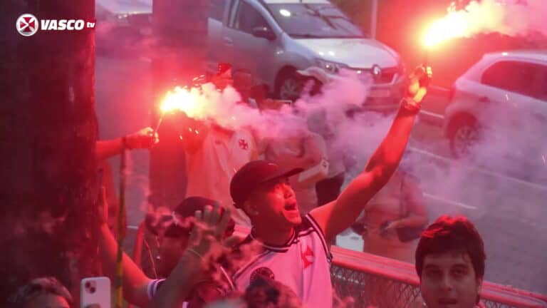 Fãs do Vasco com tochas na rua.