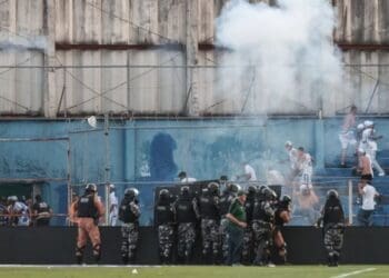 Torcida do Cruzeiro invadiu o gramado contra o Coritiba