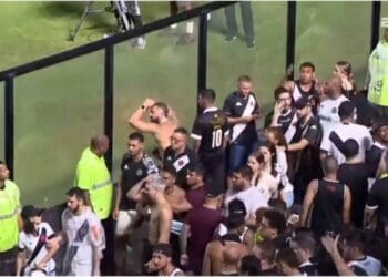 Torcida do Vasco irritados após derrota para o Corinthians