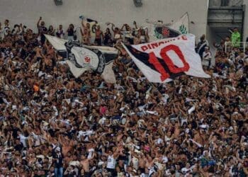 Torcida do Vasco no Maracanã em clássico como Flamengo