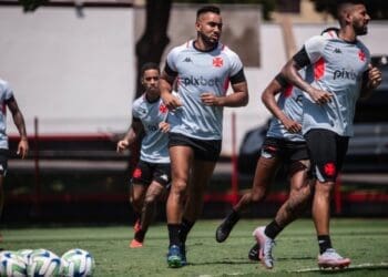 Elenco do Vasco treina no CT do Dragão