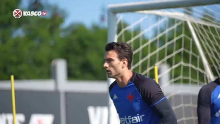 Goleiro treinando com uniforme do Vasco.