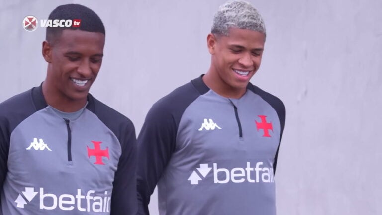 Jogadores do Vasco sorrindo com uniforme cinza.