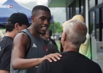 Jogador do Vasco conversando com treinador.