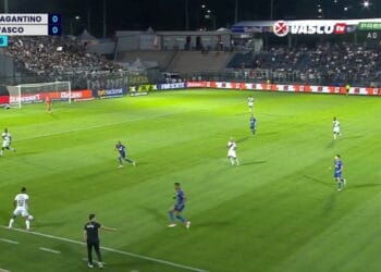 Jogadores em campo durante partida de futebol.