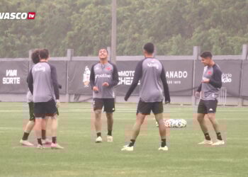 Jogadores do Vasco durante treino no campo.