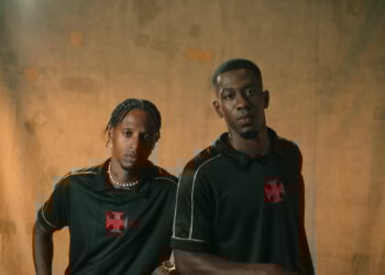 Jogadores do Vasco usando uniforme preto com escudo vermelho.