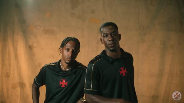 Vasco da Gama com jovens jogadores usando uniforme preto com cruz vermelha.