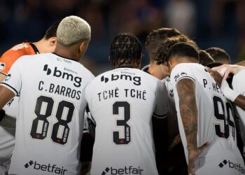 Jogadores do Vasco em círculo no campo.