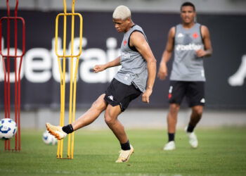 Após a classificação na Copa do Brasil, Vasco se reapresenta com reforço