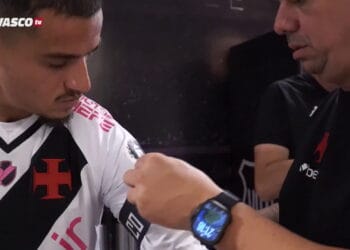 Afiliação de jogador do Vasco sendo feita por equipe técnica.