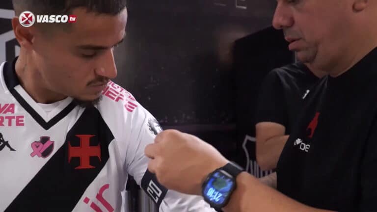 Jogador do Vasco recebendo injeção na coxa por profissional médico.