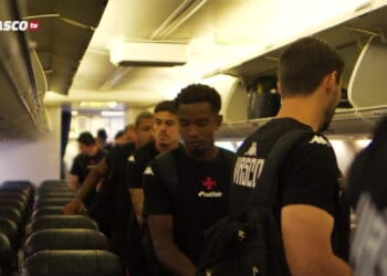 Vasco da Gama em voo comercial com atletas do time.