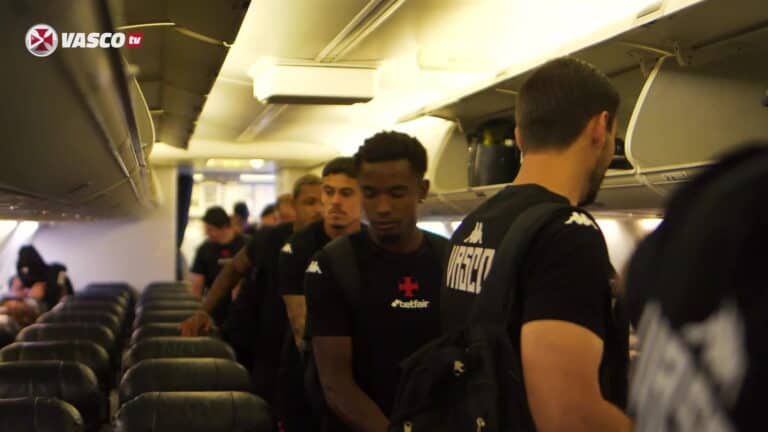 Vasco da Gama em voo comercial com atletas do time.