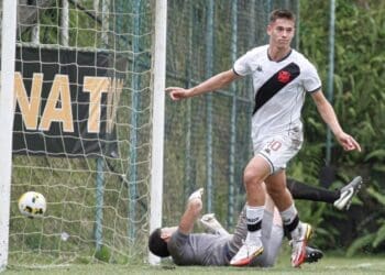 Guilherme Estrella celebra gol contra o Botafogo pelo Sub-17