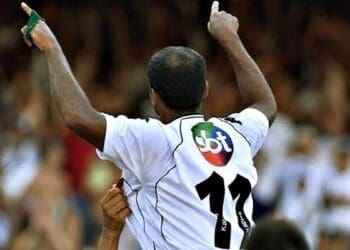Romário com a polêmica camisa do Vasco com a logo do SBT