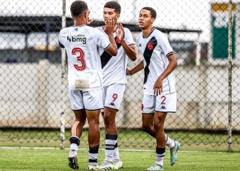 Jogadores do Sub-16 do Vasco comemorando gol