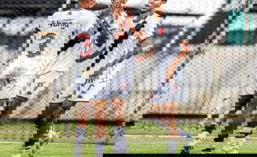 Jogadores do Sub-16 do Vasco comemorando gol