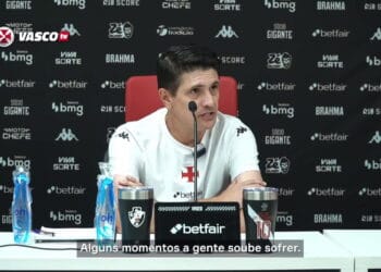 Vasco TV logo, treinador e fundo de entrevista.