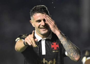 Pablo Vegetti celebra gol na vitória sobre o Coritiba