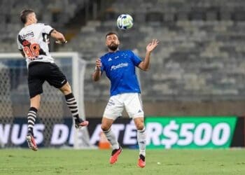 Vegetti em jogo contra o Cruzeiro