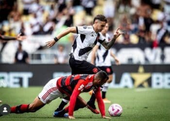 Pablo Vegetti dribla Fabrício Bruno