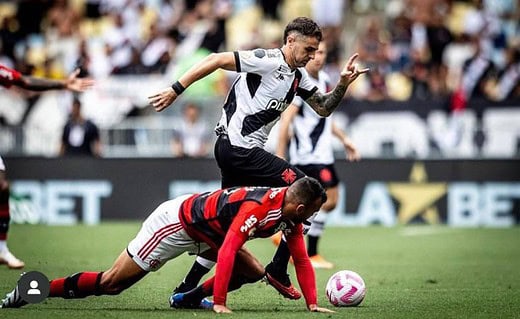 Pablo Vegetti dribla Fabrício Bruno