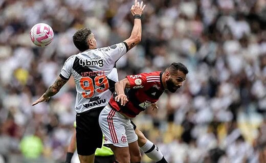 Vegetti em ação pelo Vasco contra o Flamengo