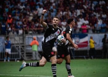 Vegetti comemorando gol contra o Bahia