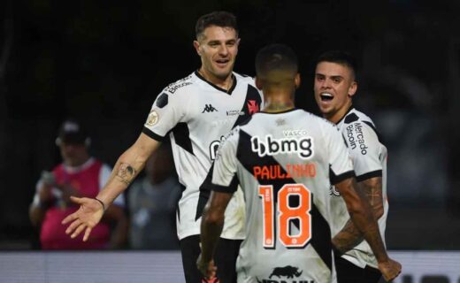 Vegetti comemorando gol com Pec e Paulinho