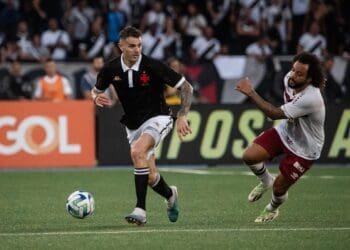 Vegetti em ação pelo Vasco contra o Fluminense