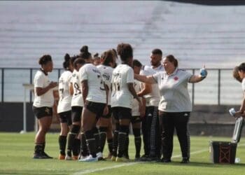 Verônica Coutinho com o time feminino do Vasco