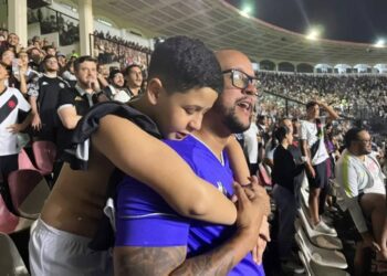 Victor Lopes ao lado do pai Raphael Lopes