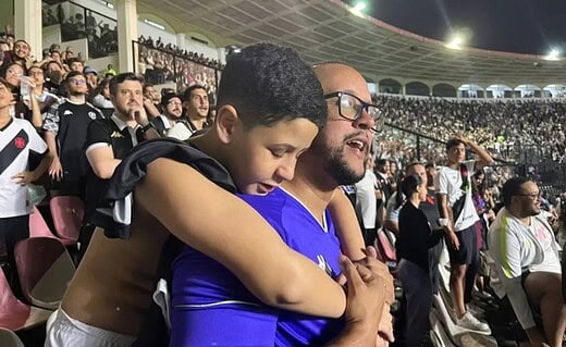 Victor Lopes ao lado do pai Raphael Lopes