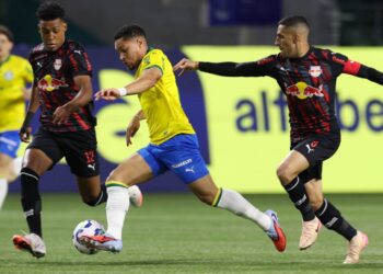 Rivais do Flamengo disputando a bola em campo.